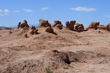 Kleine Felsen und Wolken im Goblin Valley State Park	