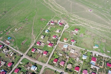 Udabno – Dorf in Georgiens Steppe aus der Luft mit Drohne