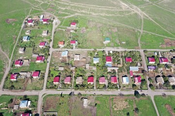 Udabno – Dorf in Georgiens Steppe aus der Luft mit Drohne
