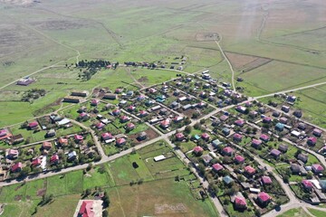 Udabno – Dorf in Georgiens Steppe aus der Luft mit Drohne