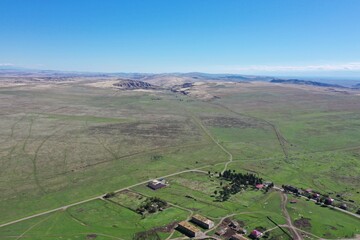 Udabno – Dorf in Georgiens Steppe aus der Luft mit Drohne