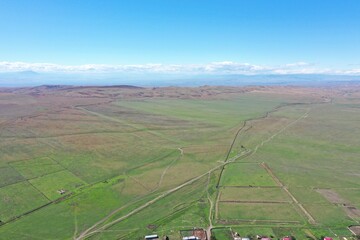 Udabno – Dorf in Georgiens Steppe aus der Luft mit Drohne