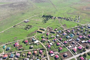Udabno – Dorf in Georgiens Steppe aus der Luft mit Drohne
