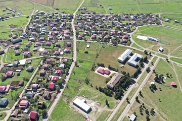 Udabno – Dorf in Georgiens Steppe aus der Luft mit Drohne