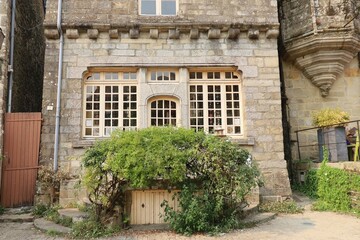 Bâtiment typique, vue de l'extérieur, village de Rochefort en Terre, département du Morbihan, Bretagne, France