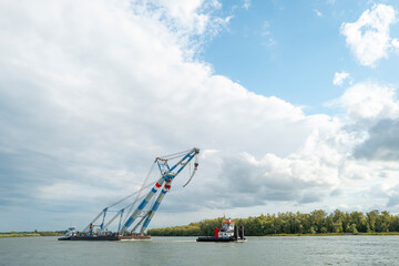 Schwimmkran auf der Oude Maas bei Barendrecht, Niederlande