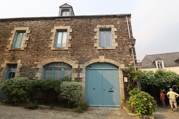 Bâtiment typique, vue de l'extérieur, village de Rochefort en Terre, département du Morbihan, Bretagne, France