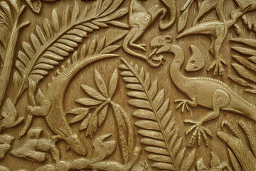 壁に彫られた恐竜の立体壁画