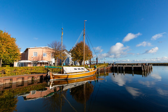 Zeesboot Dorothea am Hafen von Zingst.