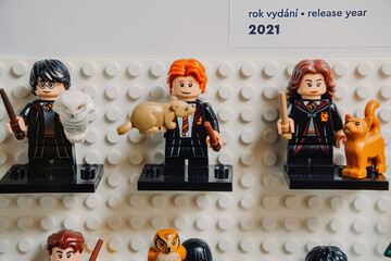 Fototapeta premium Prague, Czechia - September 20, 2025: LEGO Harry Potter minifigures of Ron Weasley and Hermione Granger