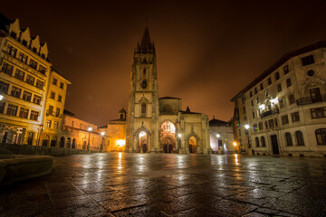 Fototapeta premium This impressive image captures the majesty of the Santiago de Compostela Cathedral as seen from the historic Plaza del Obradoiro