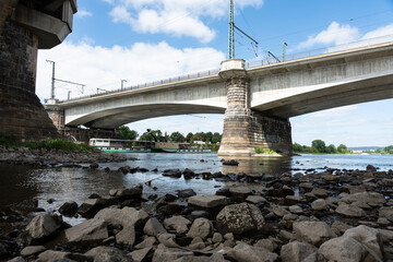 extremes Niedrigwasser der Elbe bei Dresden