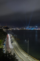 ニュージーランド　ウェリントンのオリエンタル・ベイから見えるライトアップされたウェリントン港の夜景