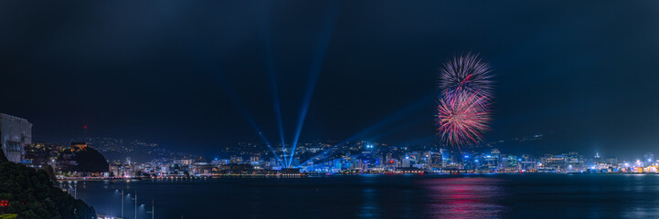 ニュージーランド　ウェリントンのオリエンタル・ベイから見える新年を祝う花火とライトアップされた港の夜景
