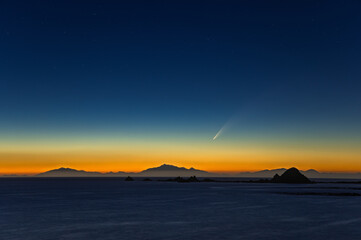ニュージーランド　ウェリントンのプリンセス・ベイから見える夕焼け空を流れるアトラス彗星