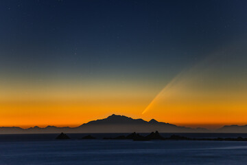 ニュージーランド　ウェリントンのプリンセス・ベイから見える夕焼け空を流れるアトラス彗星