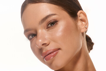 Obraz premium A stunning portrait showcases natural beauty with soft makeup on a white backdrop