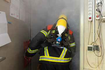 Feuerwehrmann betritt einen verrauchten Raum