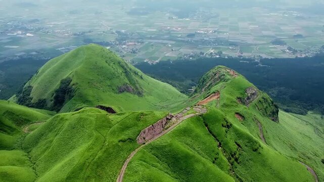 地震で崩壊したラピュタの道のドローン空撮