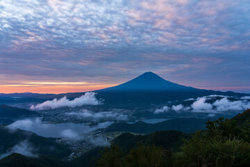Fototapeta premium 秋の新道峠から夜明けの河口湖と富士山