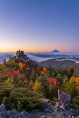 秋の奥秩父山塊天狗峰から紅葉の天狗岩の朝日に輝く天空の剣と朝焼けの富士山