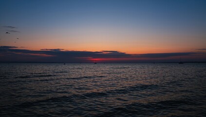 Fototapeta premium Stunning dusky sky above tranquil, level waters