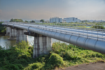 左側から見た川を渡る水管橋・水道橋