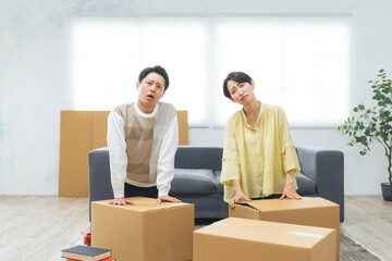 家で荷造り・荷解きしながら悩むカップル