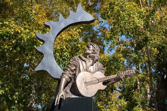 BARNAUL, RUSSIA - SEPTEMBER 16, 2025: Monument to Russian rock musician Viktor Tsoi is close-up on a sunny September day