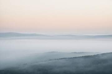 Fototapeta premium Nebel in den Hügeln bei Morgenlicht, sanfte Berglandschaft