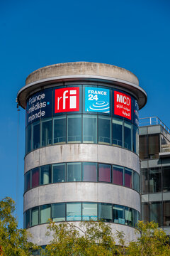 Issy-les-Moulineaux, France - 12 octobre 2025: Enseignes et logos sur le si&egrave;ge de France M&eacute;dias Monde, soci&eacute;t&eacute; nationale fran&ccedil;aise regroupant les radios et t&eacute;l&eacute;visions publiques France 24, RFI et MCD