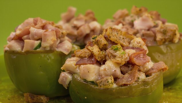 Stuffed bell peppers with ham and cheese