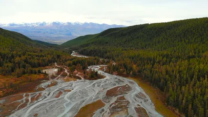 Fleecedeken met foto Bos rivier Braided river flows through lush valley beneath snow capped mountains. Media  © mediawhalelicensing 