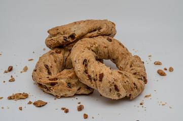 These taralli with lard and pepper are irresistible and also very simple to prepare. One bite, close your eyes and you'll feel like you're in Naples.
