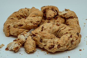 These taralli with lard and pepper are irresistible and also very simple to prepare. One bite, close your eyes and you'll feel like you're in Naples.