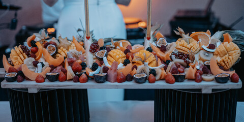 Un gâteau de fruit remplit de différents fruits pour un mariage