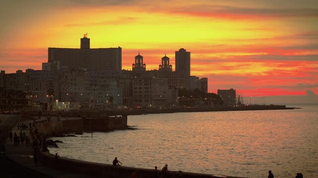 Atardecer en La Habana, Cuba, enfoque progresivo en un atardecer con vistas al malec&oacute;n.