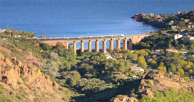 Vue sur le Viaduc d'Anth&eacute;or avec la circulation de trains au bord de la Mer M&eacute;diterran&eacute;e
