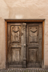 alte Holztür mit Verzierungen