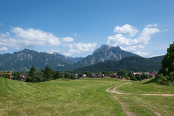 Bayerische Landschaft mit Alpen im Hintergrund