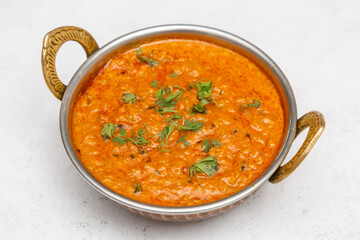 Agneau Shahi Korma – curry indien d’agneau dans une sauce crémeuse aux amandes et noix de cajou, plat traditionnel.