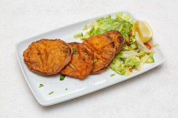 Pakora Baingan – beignets indiens croustillants à l’aubergine et aux épices, entrée ou snack.