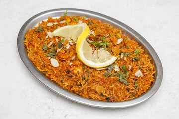 Riz Biryani indien – plat épicé avec viande (agneau, bœuf ou poulet), photographie culinaire vue du dessus