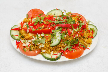 Riz Biryani indien – plat épicé avec viande (agneau, bœuf ou poulet), photographie culinaire vue du dessus