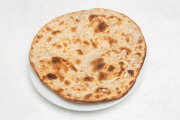 Pain indien au fromage (cheese naan) – spécialité de la cuisine indienne, photographie culinaire appétissante vue du dessus