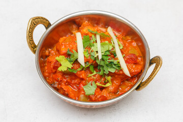 Poulet Tikka Masala – plat indien traditionnel à base de poulet mariné dans une sauce crémeuse aux épices. Chicken Tikka Masala. Photographie culinaire.