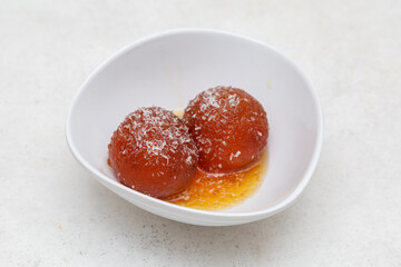 Gulab Jamun – dessert traditionnel indien en boulettes sucrées imbibées de sirop parfumé à la cardamome et la rose