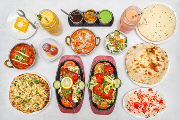 Assortiment de plats indiens – table colorée de spécialités traditionnelles. Vue du dessus d’une table garnie de plusieurs plats indiens colorés. 