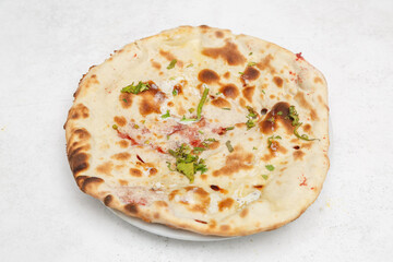 Garlic naan indien – pain indien traditionnel à l’ail, spécialité traditionnelle de la cuisine indienne, photographie culinaire vue du dessus