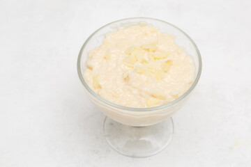Le Kheer – dessert indien traditionnel à base de riz, lait et sucre, parfumé à la cardamome et aux noix de cajou et des amandes. Pudding. 